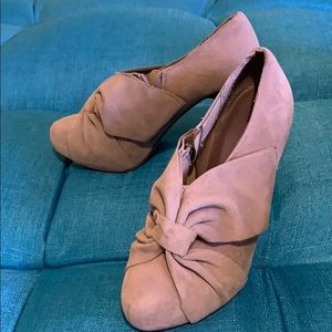 Madden Girl Shoes - Tan Bow Heels Madden Girl Shoes - Tan Bow Heels